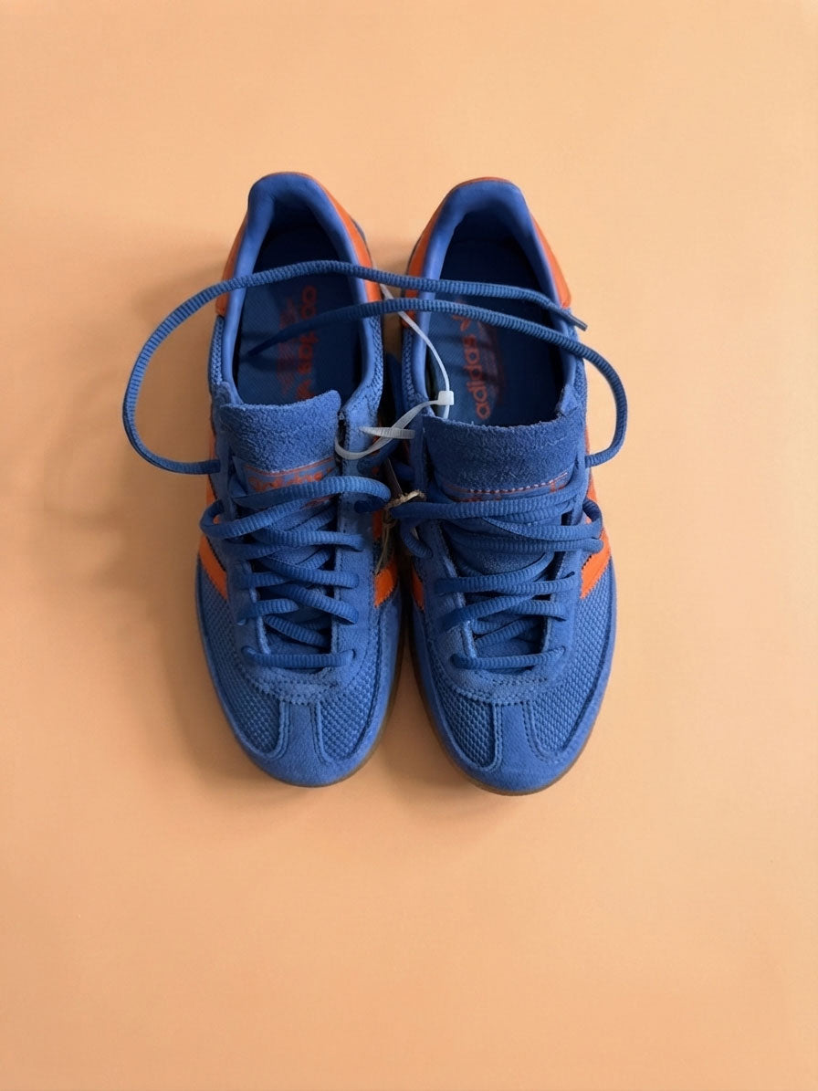 Tenis Adidas azul con naranja