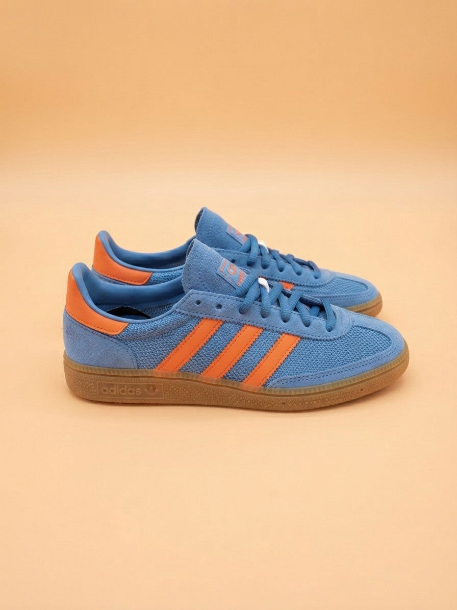 Tenis Adidas azul con naranja